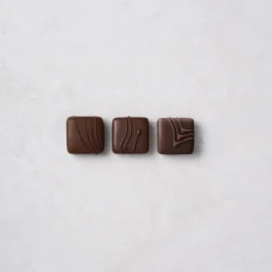 DDM Courte Coffret 15 Carrés Chocolat Noir Grands Crus - Valrhona