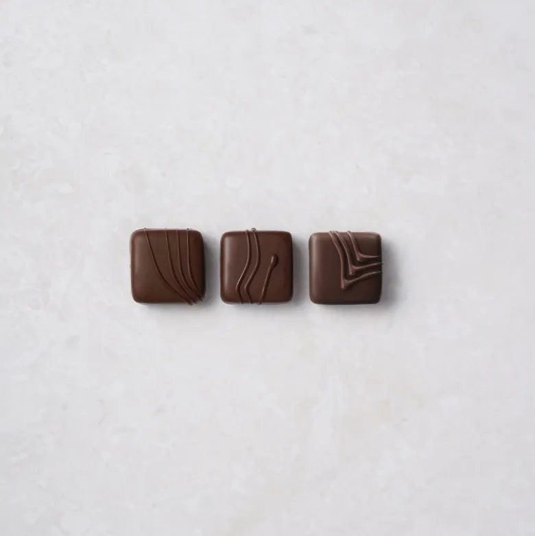 DDM Courte Coffret 15 Carrés Chocolat Noir Grands Crus - Valrhona